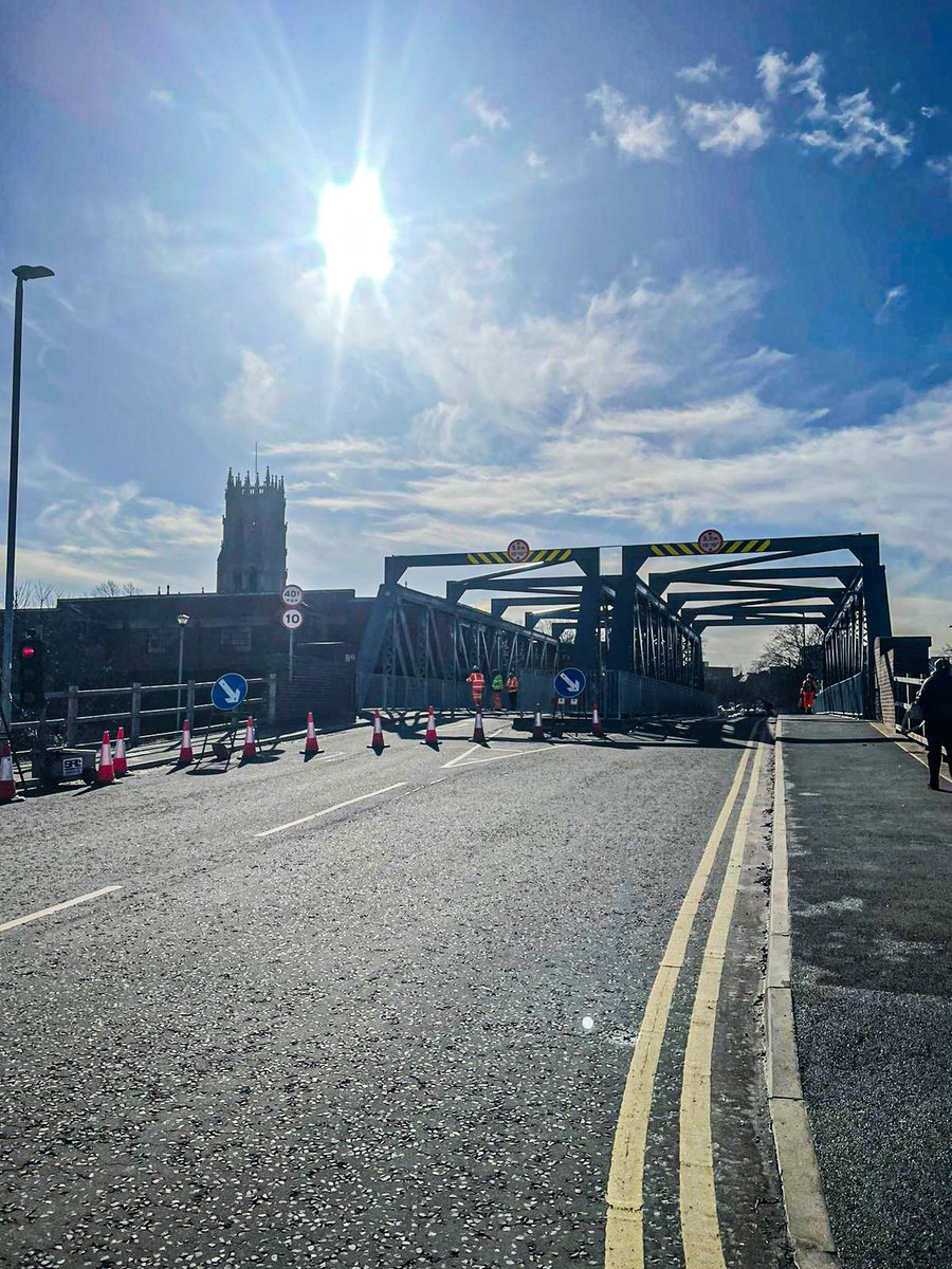 SASRopeandRail's tweet photo. Detailed examination for ECM1 329 Doncaster. 

A mewp under Traffic management was used to ensure our examiners have a safe clear view of the topside of the structure. A pontoon and scaffold tower was used to examine the deck. 

#structuralexamination #trainee #mentorship https://t.co/iixgt9Dbgh