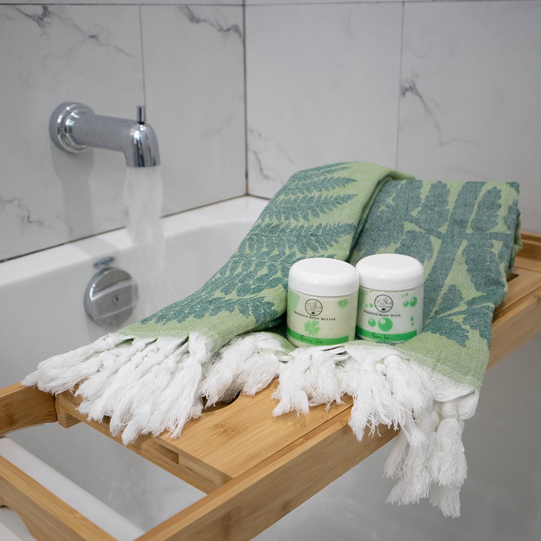 GIFT SETs are available for a limited time only. This April, enjoy our beautiful fern towels alongside a green tea body wash &amp; butter from our friends at @tsblends
Our two small businesses are here to make gift giving easy!
Shop online pompandsass.ca today