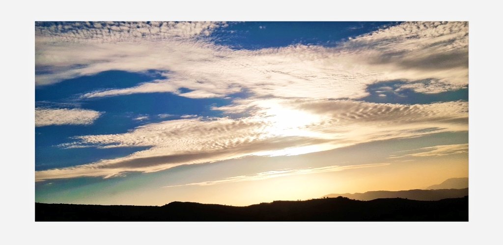 Samiitweetss's tweet photo. Show us a picture of a Sunset Shot on Your Phone ! 🤞 https://t.co/7DToDcw76T