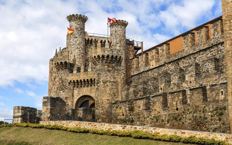 OSMTHSrbija's tweet photo. Jedan od najbolje očuvanih i restauriranih, Templarski zamak Ponferrada u Španiji, podsećanje na slavu i moć vitezova Templara. #templar #OSMTH https://t.co/acKfchs9zZ