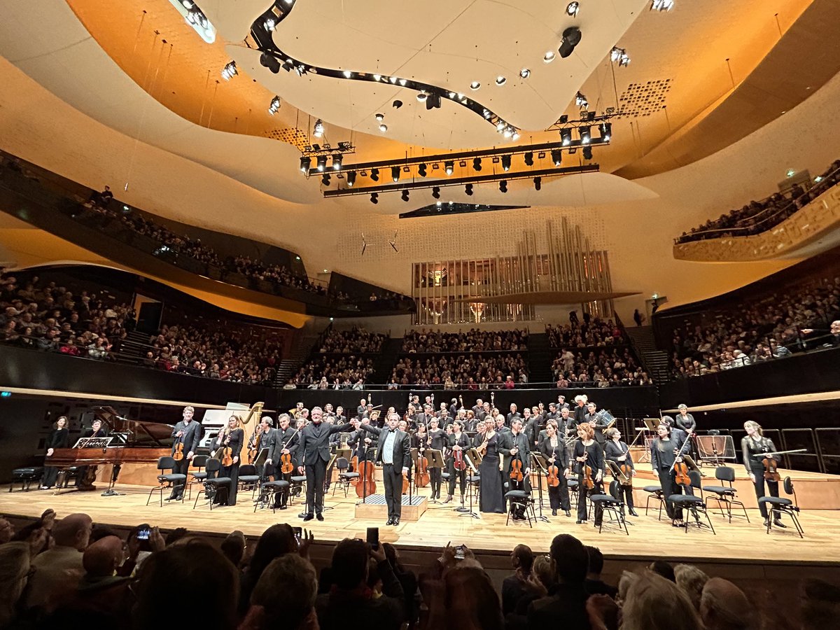 PianosBalleron's tweet photo. Extraordinaire @LouisLangree fantastique @OrchestCElysees stratosphérique @ChamayouB sur ce Pleyel 1905 dans cette fin de Tournée SaintSaens360 à la @philharmonie avec Vincent Warnier au grand orgue. Salle comble et bravos de toute part !! #CollectionBalleron https://t.co/qrXUMl2t04