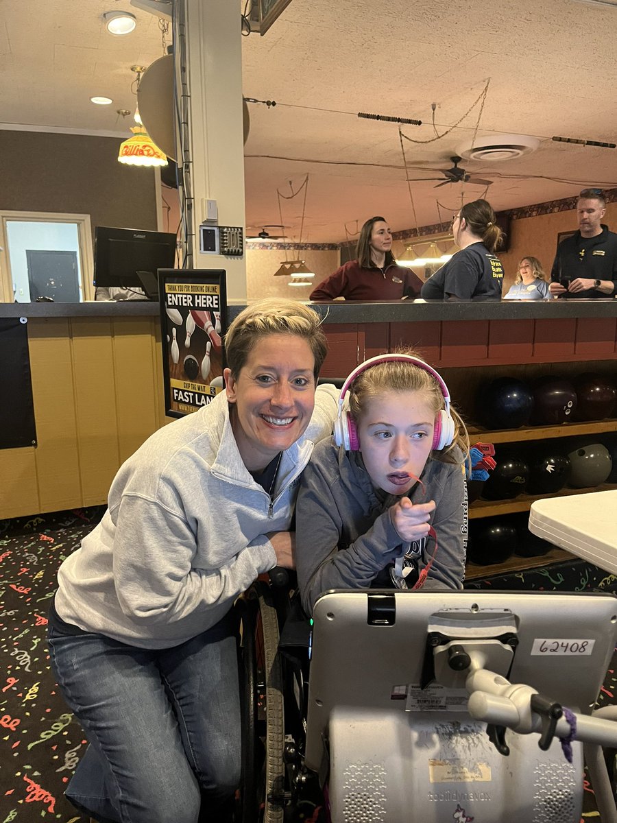 goss_shan's tweet image. @OFHelpingHands annual bowling event💙💛