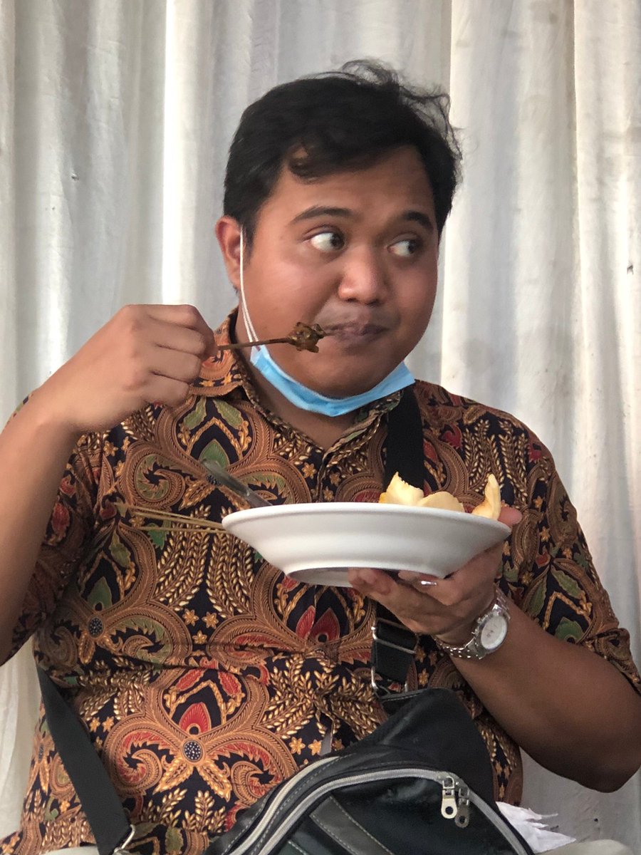leunami_nivla's tweet photo. @hrdbacot Mau promote-in temen saya mincot,

Taufik, 29 tahun, katanya keturunan india, rajin, baik hati, suka menabung, corporate slave. Hobinya makan.

Kalo penasaran boleh langsung ke @TaufikAdi_P https://t.co/BJw4M9dIWL