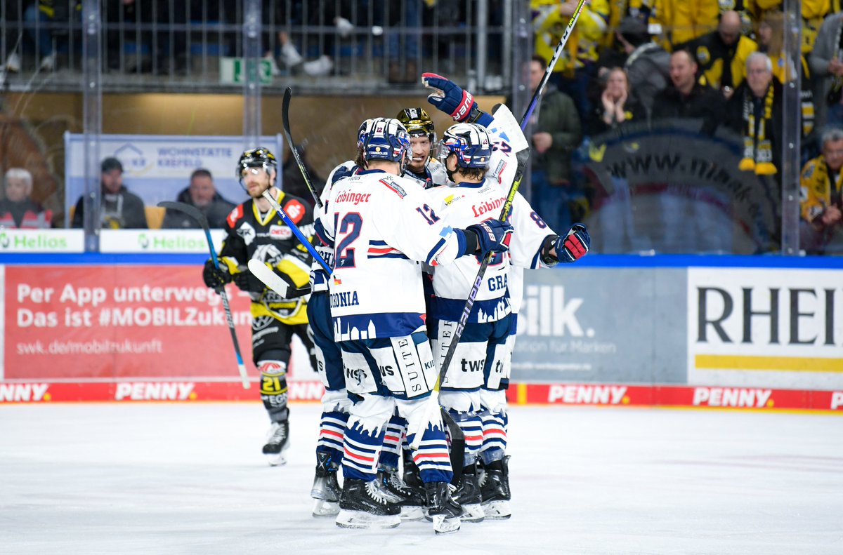 Zweiter Sieg für Ravensburg: Die <a href="/towerstars_rv/">RavensburgTowerstars</a> gewinnen mit 2:0 gegen die #Krefeld #Pinguine. Jonas Langmann bejubelte dabei einen Shutout.

Foto: Christoph Jürgens #del2 #HerzblutEishockey #kevrvt