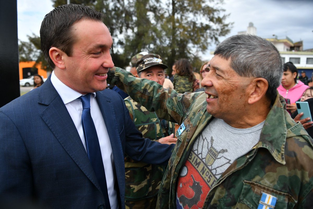 En un emotivo encuentro en el Monumento "Héroes de Malvinas:, recordamos y homenajeamos a aquellos que arriesgaron su vida en defensa de nuestra bandera.