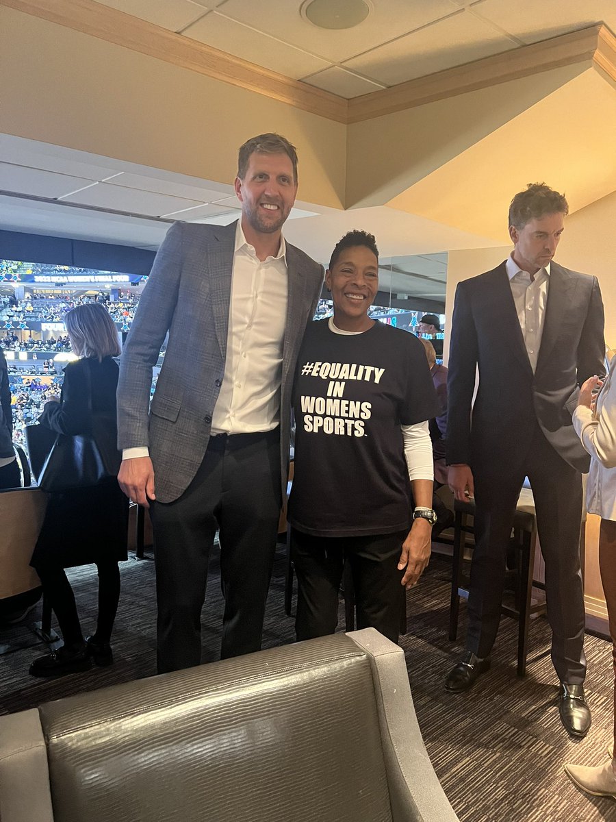 Cathy Boswell x  Dirk Nowitzki 💪🏽🏀 #wffselfie #finalfour #womensfinalfour #dallas2023 #americanairlinecenter #mcaawonensfinalfour #wfinalfour