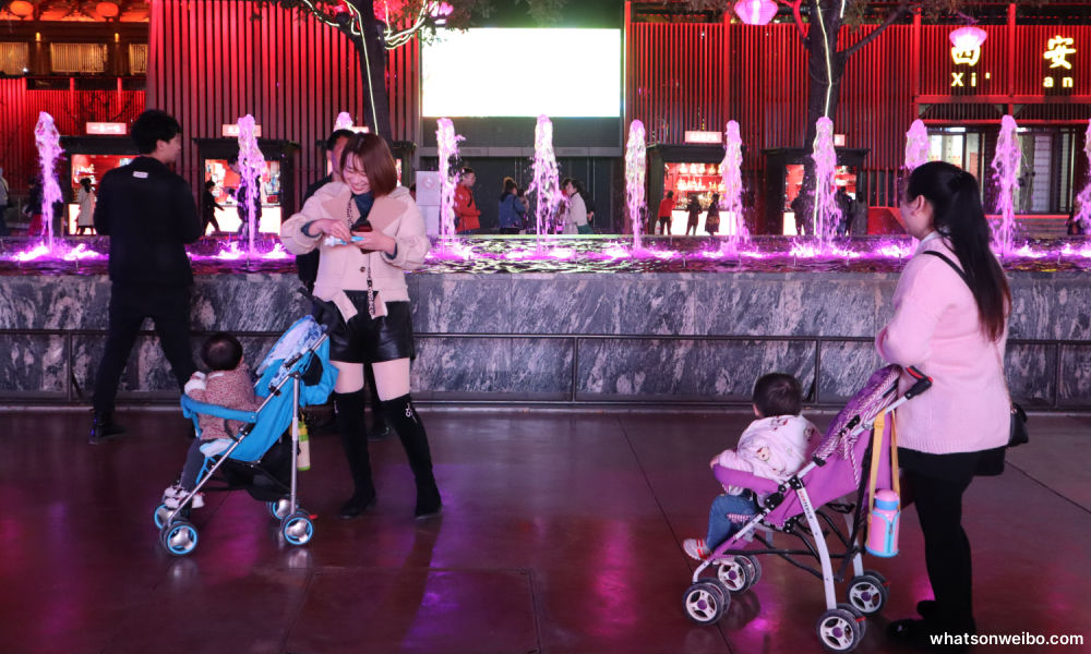 WhatsOnWeibo's tweet photo. From 'Baby Benefits' to 'Bonus Points': Chinese measures to boost birthrates. Read at: https://t.co/G1lTrX8G8N https://t.co/y4otuUR8TE