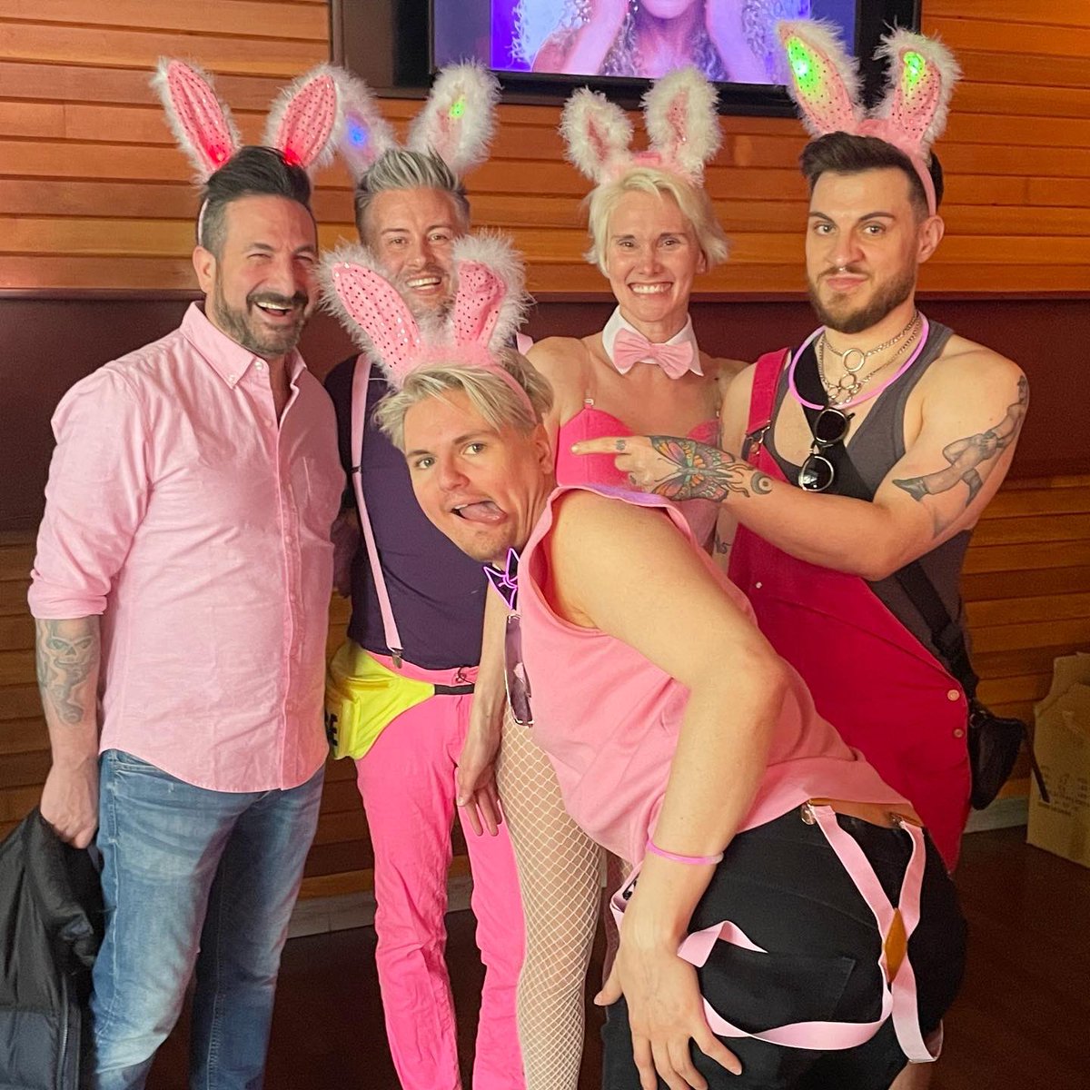 Sunday Funday with the Boozin 🐰 Barhop! #Chicago #GayBar #Gay #Bar #🐰#BarCrawl #Northalsted #LakeviewEast