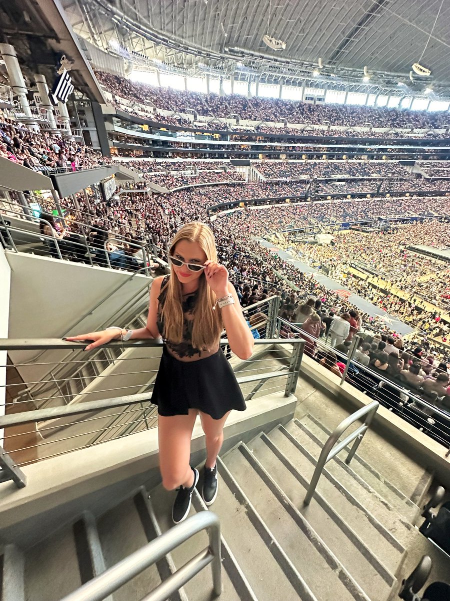 madimolitor's tweet photo. Best night of my life #ErasTourArlington https://t.co/txU9xLa1Jb