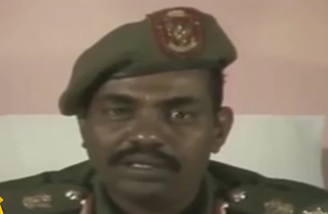 Sudanhistory280's tweet photo. 30 يونيو 1989 - 

*******مباشر*********
الساعة 9:00 صباحا بتوقيت الخرطوم: العميد أركان حرب عمر حسن يبدأ في تلاوة بيان صادر من الجيش السوداني https://t.co/60u4VgtGRk