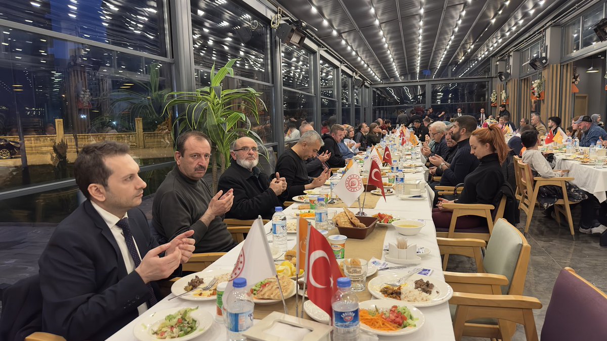 hakangulten's tweet photo. Deprem bölgesindeki Malatya PTT Başmüdürlüğümüzden çalışma arkadaşlarımızla ve depremzede vatandaşlarımızla iftar sofrasında bir araya geldik. #Ramazan ayı vesilesiyle birlik ve beraberliğimizin pekiştiği bu dönemde, yaralarımızı hep birlikte sarmaya devam edeceğiz. https://t.co/izadpKrZtj