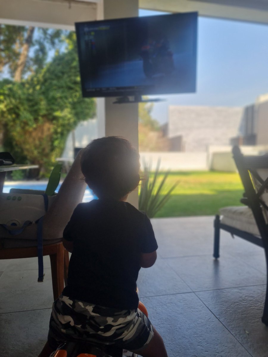 El fan más chiquito de <a href="/marcmarquez93/">Marc Márquez</a> ....dice que quiere un uniforme como el tuyo!!!(no le digan que hoy no corrió 🤫)