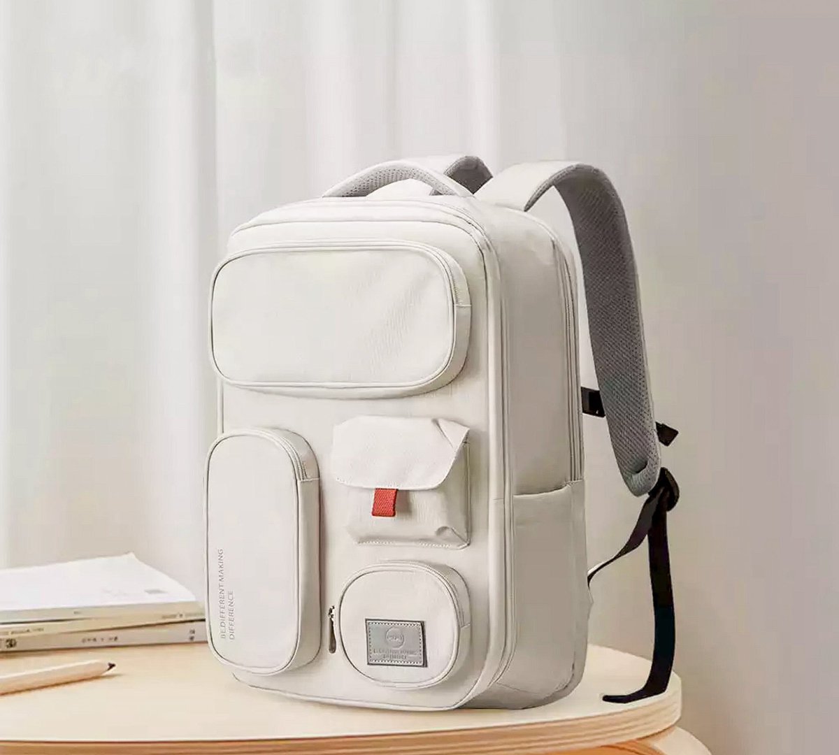 น้องกระเป๋าเป้ ลด60% กันน้ำน่ารักมากก มีช่องใส่แมส ช่องบนสุด ช่องเยอะมากก ใส่ของจุ๊กจิ๊กได้สบายๆ มีสายรัดกับหูกระเป๋าเดินทาง ช่องใส่ laptop มีบุนุ่มๆกันกระแทรก คุ้มเงินมากก👀