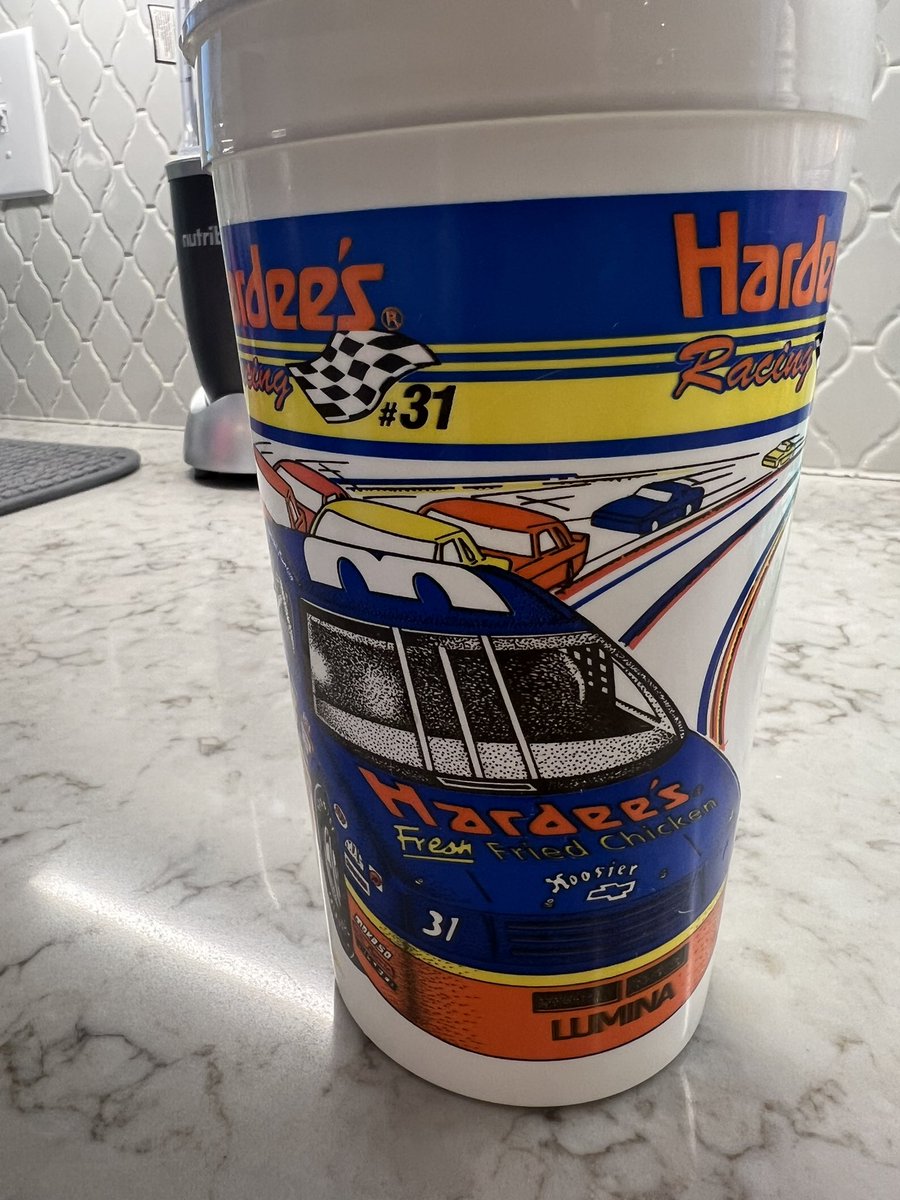 How many retweets can we get to make this happen for a throwback <a href="/Hardees/">Hardee’s</a>!