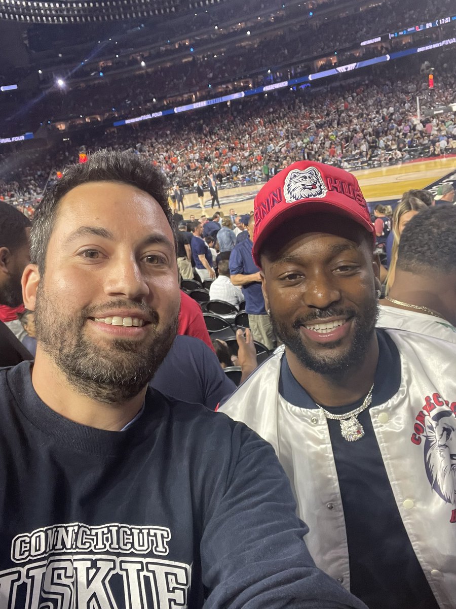 TheFlagrant_2's tweet photo. Born and raised in Connecticut. These dudes were superheroes. Unreal moment for @UConnMBB at the Final Four. Special environment. https://t.co/86ZhOdmQJW