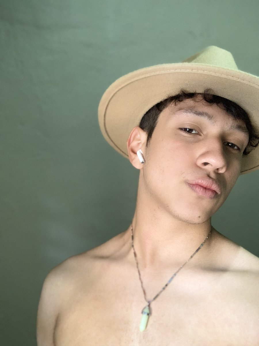 FerPalmer_'s tweet photo. Que bonito te miras de sombrero❤️ https://t.co/Euv19GR5CF