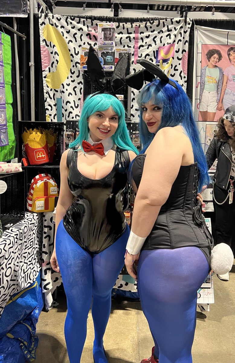 Bulma squared 😜with @ReneesRealm 💙😋🔥
#C2E2 #c2e22023 #cosplay #bulma #nerdstuff #LinkInBio #onlyfansbabe #thickasf #thick #thicc #nerdchick #cosplay #con #chicagocon #DragonBallZ
