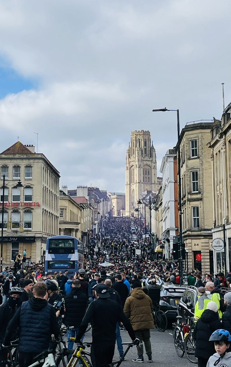 BikeWalkScoot's tweet image. MASSIVE!! Mind blowing seeing @domwhiting Drum And Bass On The Bike swarming down Park Road in #Bristol!! Definitely my biggest ride lead out to date!! 🚲🎶🐶🤘🏻🤩 #YesYesYes