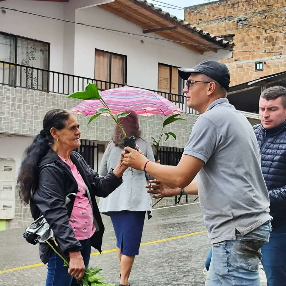 concejogranada's tweet photo. El Domingo de Ramos es considerado como la fecha de apertura a la festividad católica.🌾🌿

Durante este día se celebra la entrada de Jesús de Nazaret en burro a Jerusalén y cientos de personas lo reciben por ser considerado como el Hijo de Dios. https://t.co/YLn2kpWtgh