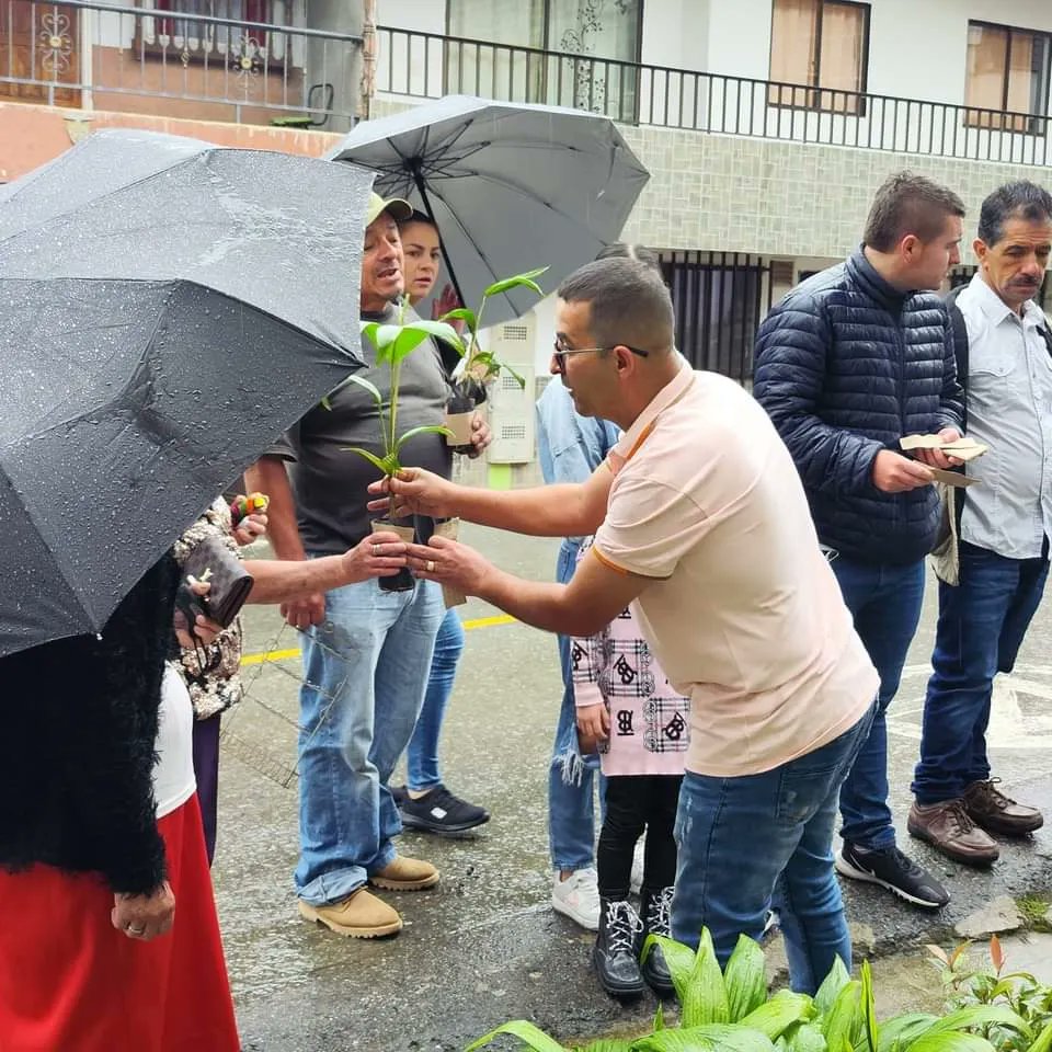 concejogranada's tweet photo. El Domingo de Ramos es considerado como la fecha de apertura a la festividad católica.🌾🌿

Durante este día se celebra la entrada de Jesús de Nazaret en burro a Jerusalén y cientos de personas lo reciben por ser considerado como el Hijo de Dios. https://t.co/YLn2kpWtgh