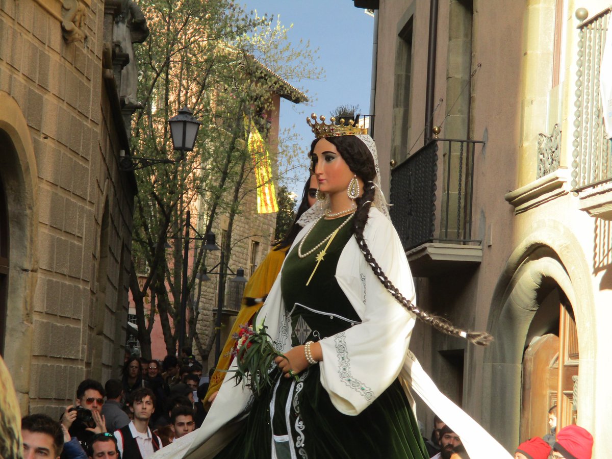 GegantC's tweet photo. Passejada de gegants i bestiari de Vic!!
Vídeo penjat a Youtube!!
#gegantsdevic #vic #gegants https://t.co/tWJEj2ntxb