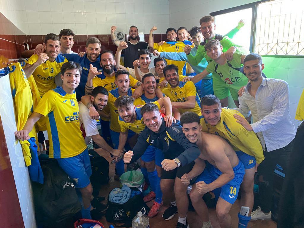 CDValdelacalzad's tweet photo. SOMOS DE PLAYOFF!!💛💙💪🏼 https://t.co/H7yrtpTJxh