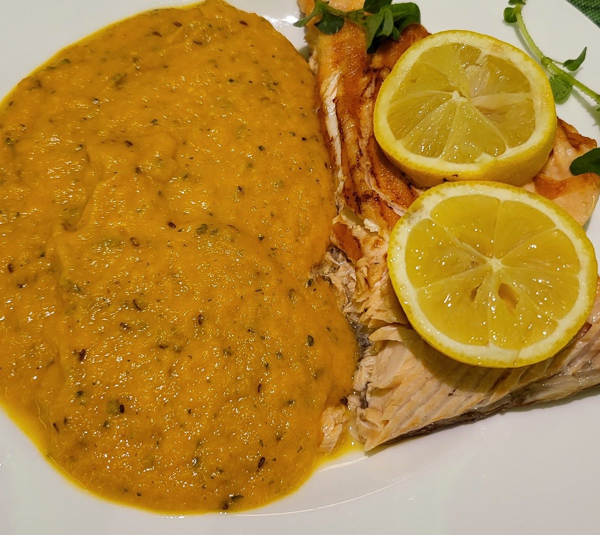 EzadaSinn's tweet photo. hubby cooked salmon with mashed carrots 😋 while the twins playes chess with sit and I chatted away with dad.

#Sundaywithfamily https://t.co/ddlT1uf4Ik