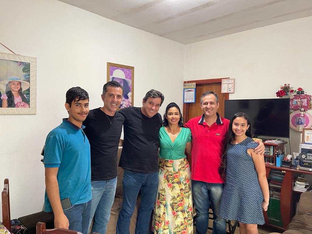ClecioAlvesGO's tweet photo. Visitei meus amigos Júnio Vieira e Girlayne Miranda com seus filhos Kelisson e Jaqueline no setor Jardim Petrópolis, em Goiânia, a convite do amigo Ormando Pires. Foi ótimo fortalecer laços e trocar ideias. Domingo também é dia de visita e de trabalho! https://t.co/x90BnjWtjD