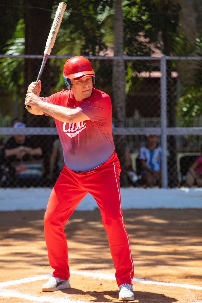 DiazCanelB's tweet photo. Hermosa tarde de pelota con los muchachos de la @UJCdeCuba. Casi nos ganan, pero los veteranos afincamos los spikes 😆, y nos llevamos la Copa. Dicen que habrá revancha. Estamos listos.
#Cuba 🇨🇺 https://t.co/FvQ7HQjQ6e