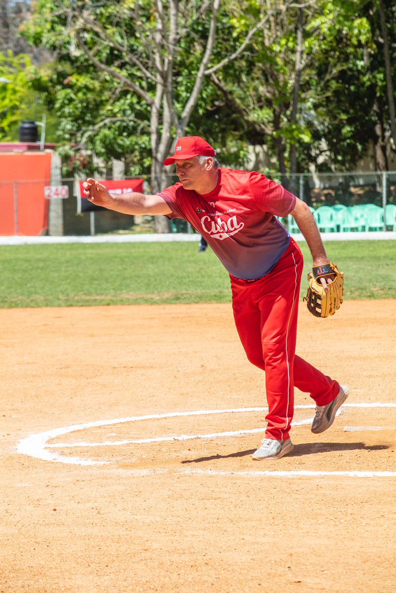 Hermosa tarde de pelota con los muchachos de la <a href="/UJCdeCuba/">UJC de Cuba</a>. Casi nos ganan, pero los veteranos afincamos los spikes 😆, y nos llevamos la Copa. Dicen que habrá revancha. Estamos listos.
#Cuba 🇨🇺