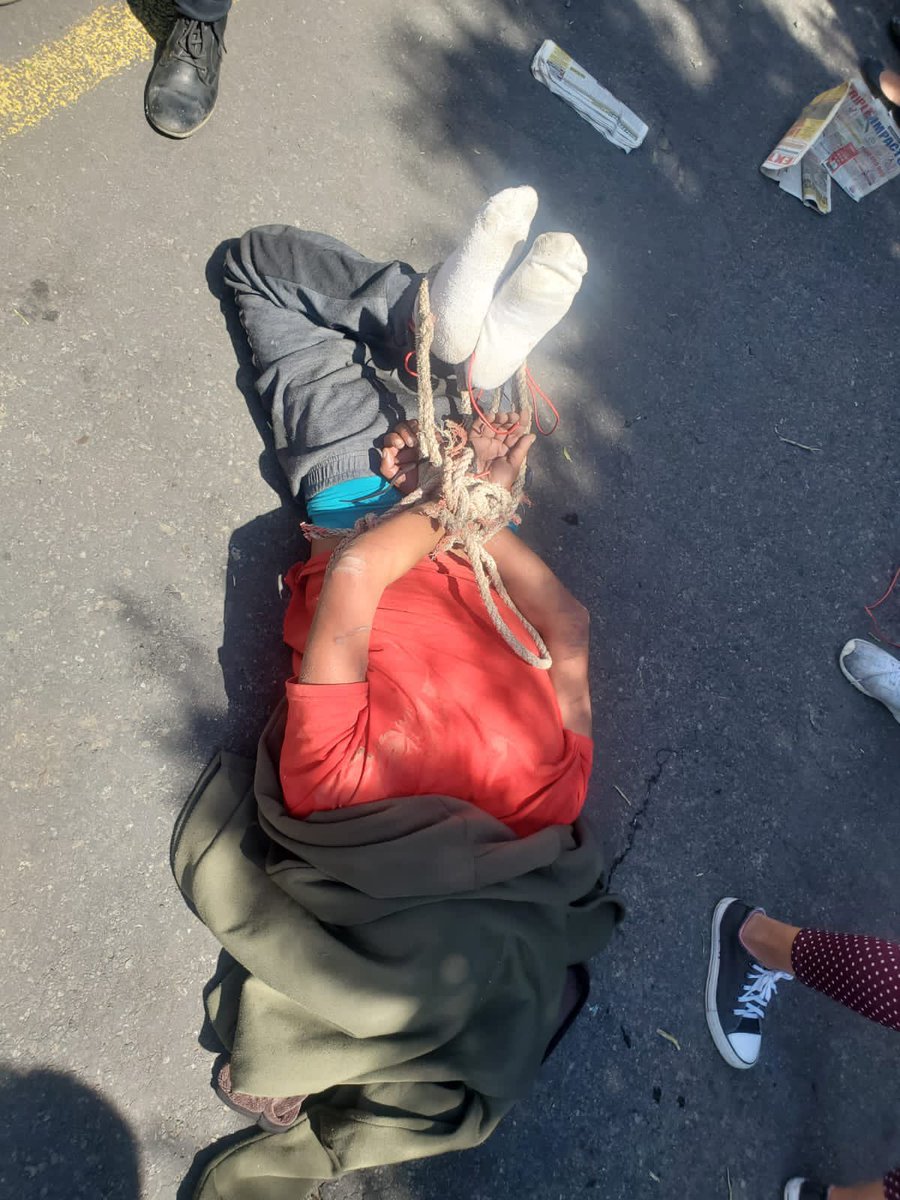 RedSos_Ec's tweet photo. #Ladrón Este sujeto fue detenido por la comunidad de San Juan alto en #Cumbaya, por favor 🙏 difundan para que la gente lo identifique!! Vaya preso y los jueces del @CJudicaturaEc no lo suelten!! @PoliciaEcuador @FiscaliaEcuador RT RT RT https://t.co/XzOT90yLNH