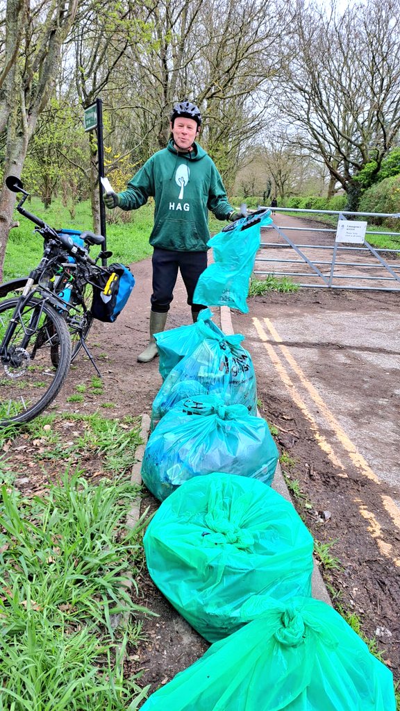 An amazing collective turnout to clean up Osterley Lane for the #GBSpringClean  @OsterleyNT 🌳 @HestonActionG @OWGRA @norwoodgreeners @HounslowHways, the Inferno Explorer Scout Unit & the 4th Heston Scouts. 🌟 Together we are much stronger.