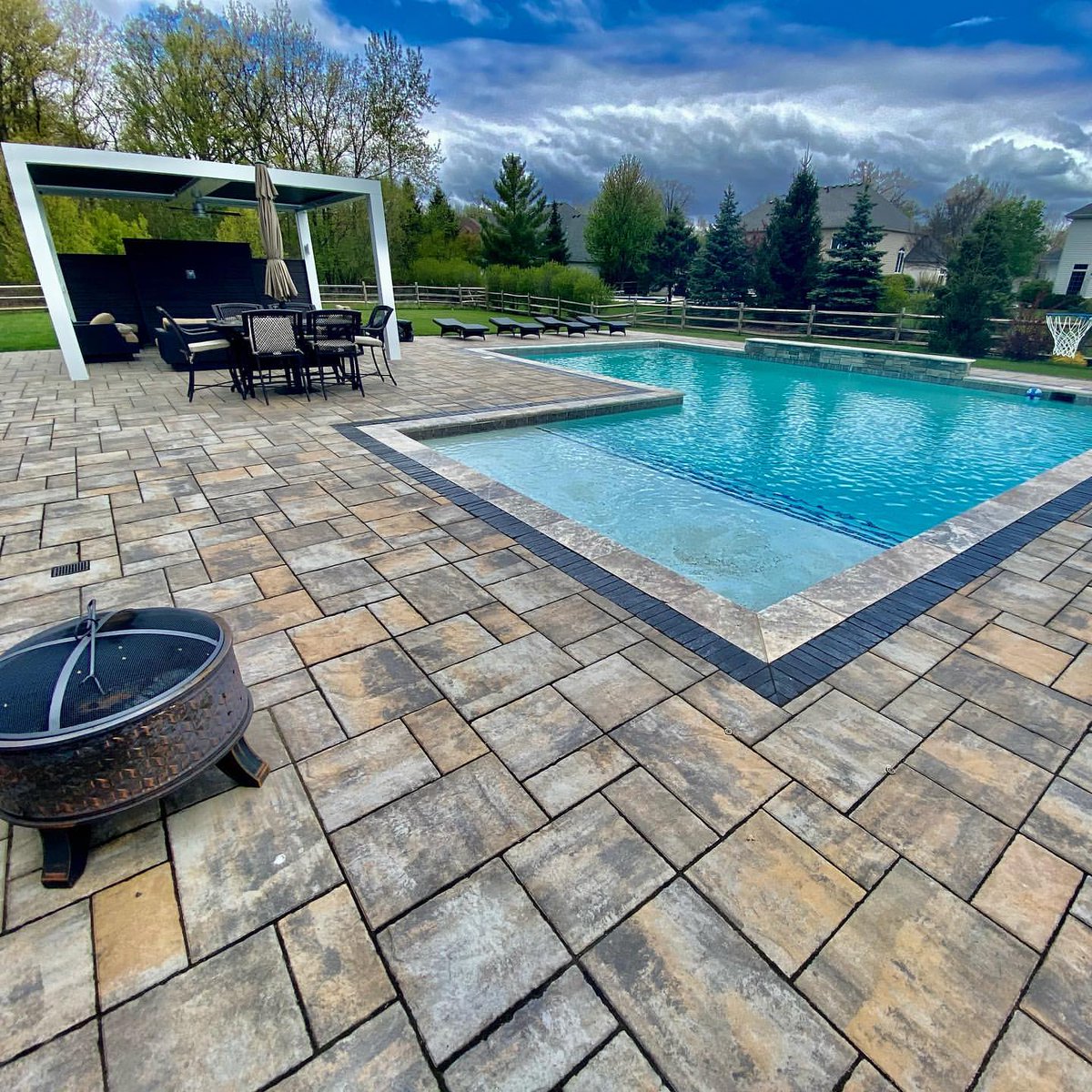 UnilockLife's tweet photo. Are you ready for pool weather? 🏊🏻🙌
—————
📸 #OutdoorLivingLife
⚒️ Beacon Hill (River) and Copthorne (Basalt).
—————
#Unilock #dreampatio #poolpatio #hardscape #outdoorlivingspace #inspiration #spotlightsunday #patio #weekendready #homedesigntrends #poolweather https://t.co/eH5LASJyIg