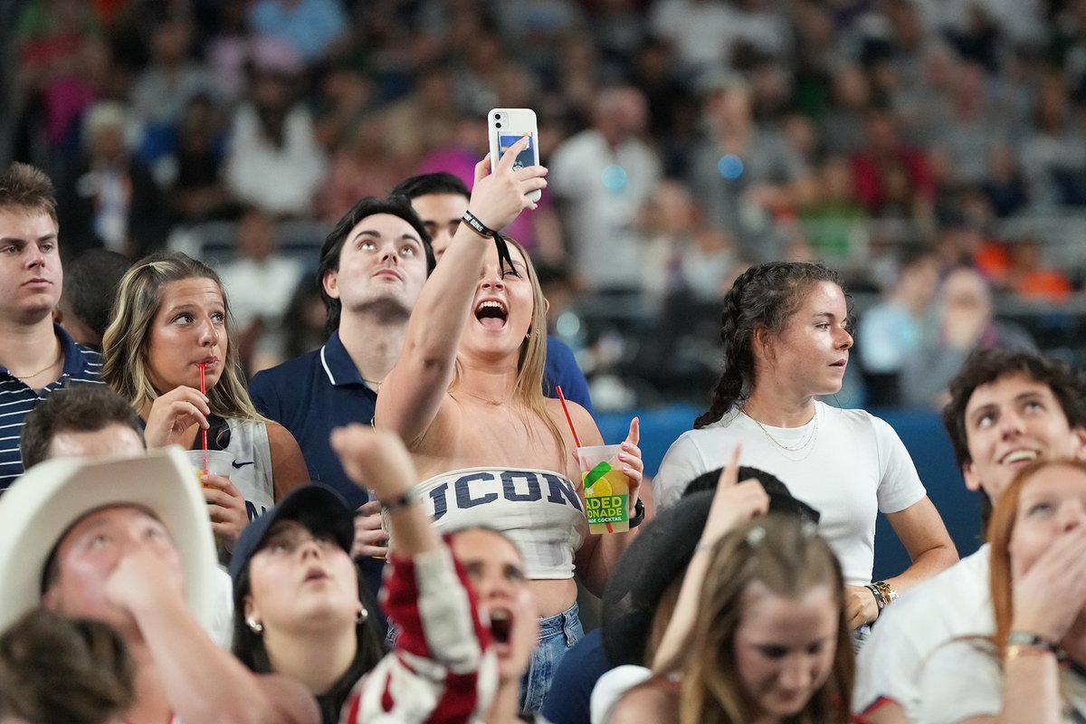 BIGEASTMBB's tweet photo. about last night...
@UConnMBB x #BEdancing https://t.co/Ac484LpWuF