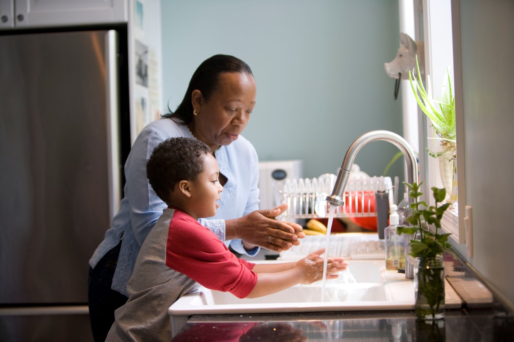 CaceyMartin's tweet photo. There are many myths about how to wash your hands properly so we talked to doctors to find out how long to wash them &amp; the best soap to use &amp; if hand sanitizer does the trick and more. #bacteria https://t.co/hD8jCY3cUz https://t.co/TKBTxSYTiK