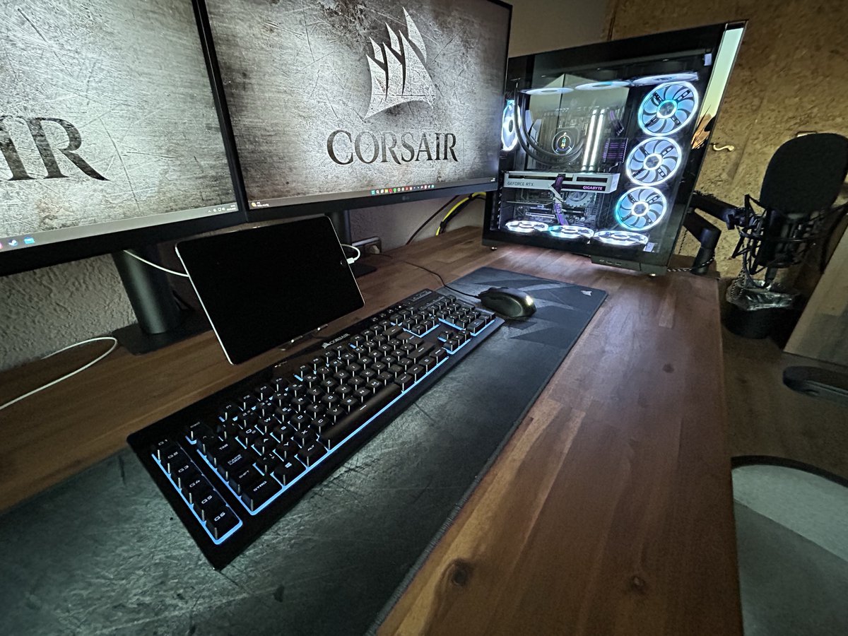 stone_xo1's tweet photo. command center :D https://t.co/gBIi4H03H4