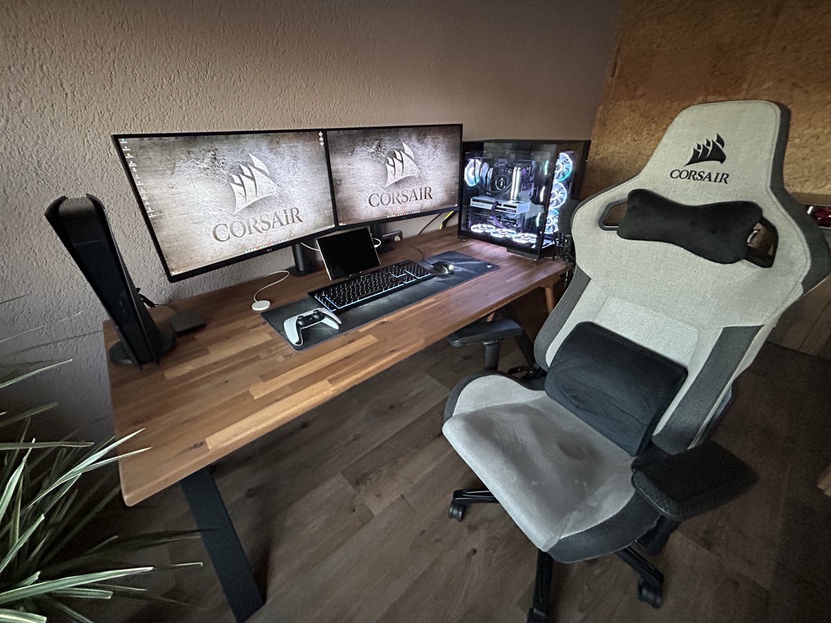 stone_xo1's tweet photo. command center :D https://t.co/gBIi4H03H4