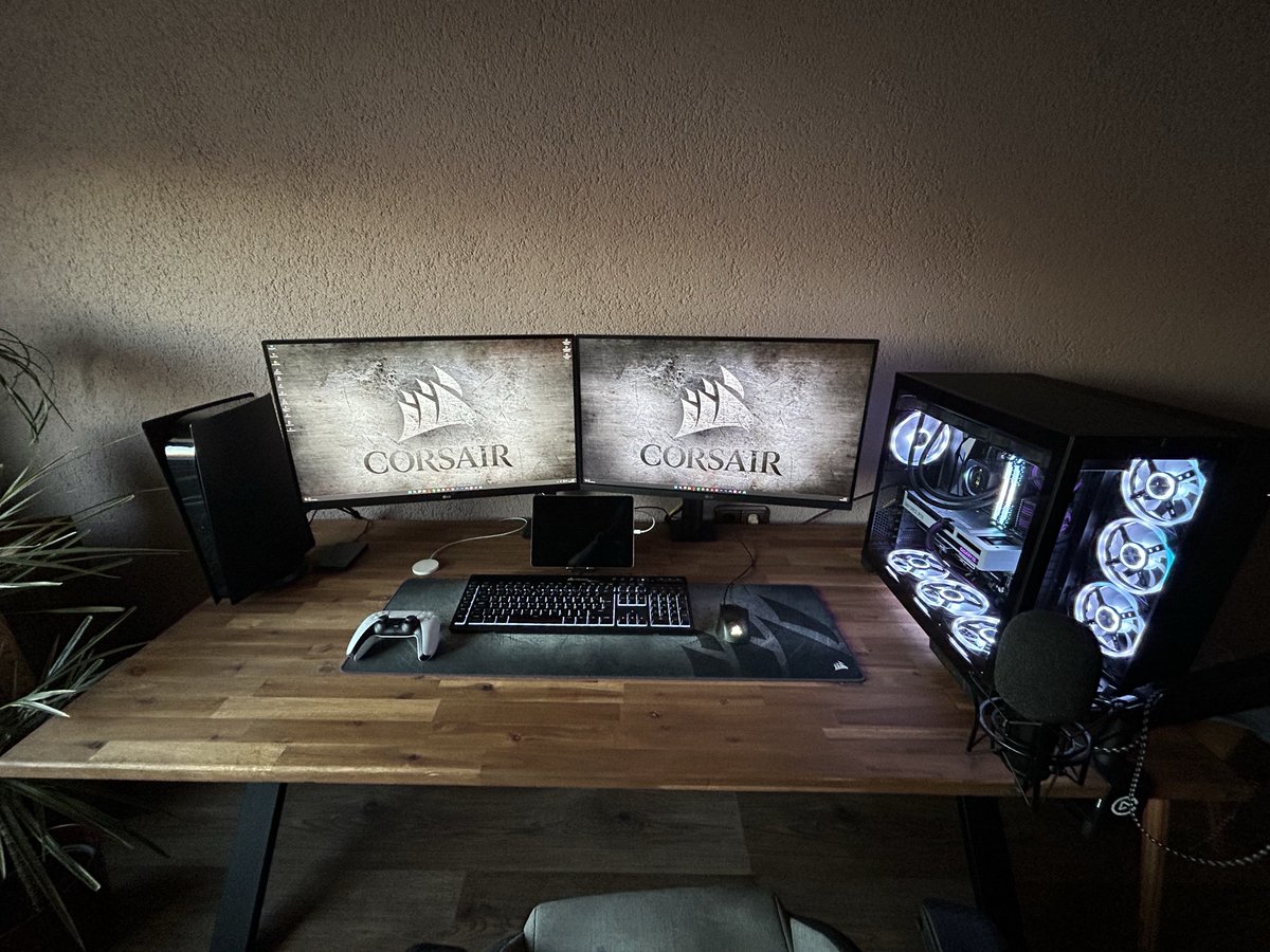 stone_xo1's tweet photo. command center :D https://t.co/gBIi4H03H4