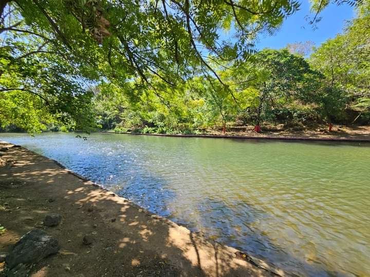 #Nicaragua| Dsfruta de unas alegres vacaciones con tu familia en el Balneario Turístico Río de agua viva. 🏊🌊

📍 Municipio Quezalguaque, León 

#VeranoVidaAlegria