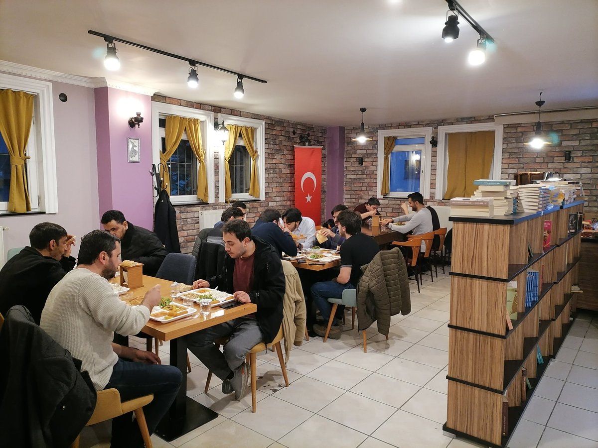 MGKitapKahve's tweet photo. MG Kitap Kahve'de Askıda iftar programı
#Askıdaİftar

Sizlerde bir öğrencimizin iftarını üstlenmek ister misiniz? 

1 kişilik iftar bedeli sadece 80₺'dir. https://t.co/kjLpUtmEpg