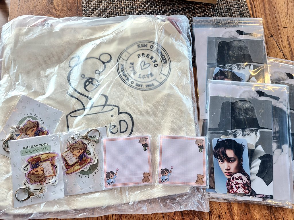 📌Arya Cafe in Queens til 5pm TODAY!

Selling Kai-fé NYC #KAI notepads fanart by <a href="/kicpn/">きいぴ</a>, keychains fanart by @lenkachi, gift sets, art prints, and more!

DM if you need flexibility w/ pickup time. Walk-ins welcome

All sales go towards #KAI_Rover albums for giveaways! #kpopnyc