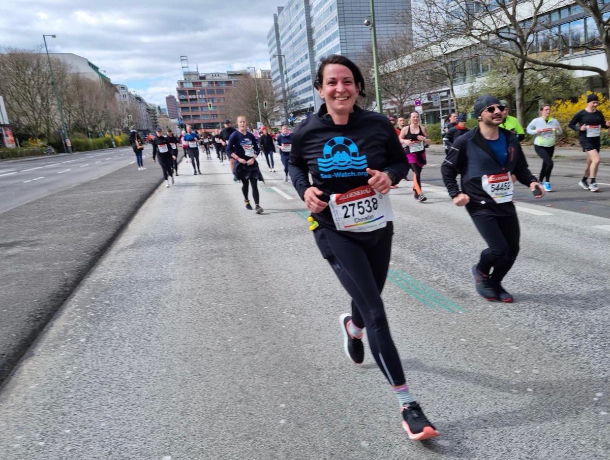 ChMelcher's tweet photo. Heute beim Berliner Halbmarathon im Team von @seawatchcrew mit 300 Läufer*innen über 96.000,00€ für die Seenotrettung gesammelt. Danke an alle Spender*innen. 🙏
#runforrescue #berlinhalf #21k #berlinerhalbmarathon https://t.co/O4r8OpJsUf