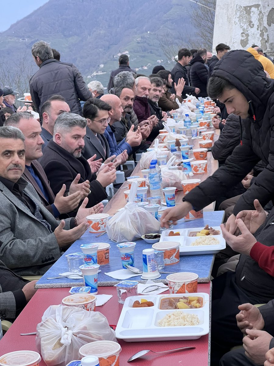 📍 Şalpazarı

Şalpazarı programımızda Üzümözü Mahallemizde vatandaşlarımızla iftar yemeğinde buluştuk. 

Gösterdikleri ilgi ve alakadan dolayı teşekkür ederim. 

Rabbim var eylesin.