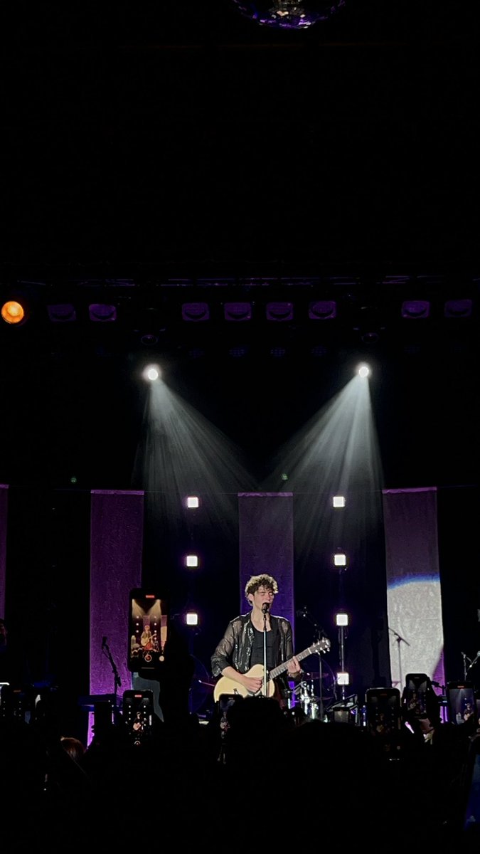 atlanticempath's tweet photo. fav white boy concert last night @joshuatbassett https://t.co/TZ5cNUHFsL