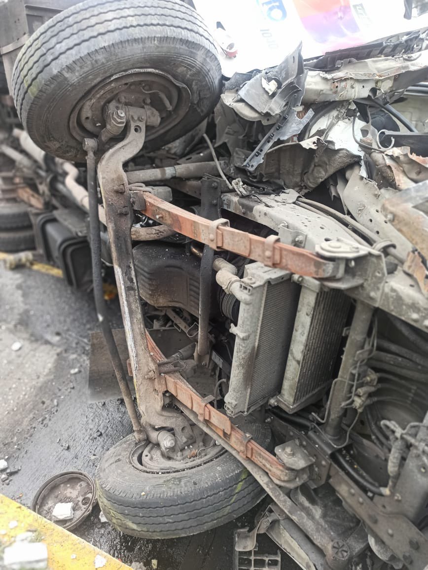 jcarreraandrade's tweet photo. Vea eso. Conductor de camión de Emaseo manejaba borracho y provoca accidente y todo tapan en la empresa porque ha sido dirigente y hasta ahora no hay sanciones de ningún tipo. Hay intocables  parece en la empresa. https://t.co/4cVb95g1Ez