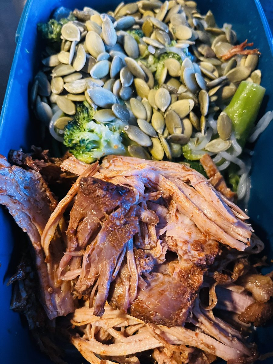 missfearleslie's tweet photo. Ya entré a la parte más divertida del ciclo de entrenamiento y alimentación.💪 Meal prepping y disciplina para que se vea el cambio en unas semanas.
🫠Me costó mucho regresar pero al fin lo estoy consiguiendo, me prometo no volver a perder el ritmo. 💗#onedayatthetime https://t.co/GTSF38WATB