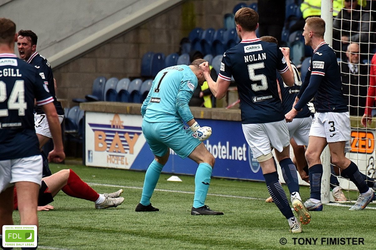 RaithRovers's tweet photo. 36 years old and still throwing his body on the line for the clean sheet. Jamie MacDonald 🤌🍷
📸 by Tony Fimister
#YourRovers https://t.co/qWQGERcHVV