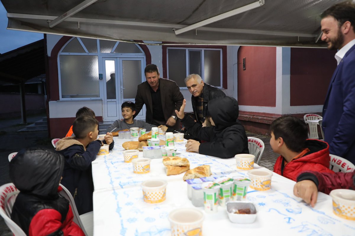 BilalSoykantr's tweet photo. Ramazan ayının birliği, huzuru, bereketi, neşesi bambaşka oluyor..

Osmanbey Mahalle Muhtarlığımızın öncülüğünde düzenlenen geleneksel iftar buluşmasına katılım sağladık.

#Ramazan'ın bereketini; gönül sofraları geniş, güzel insanlarla birlikte yaşadık. https://t.co/YMHxGASwWO