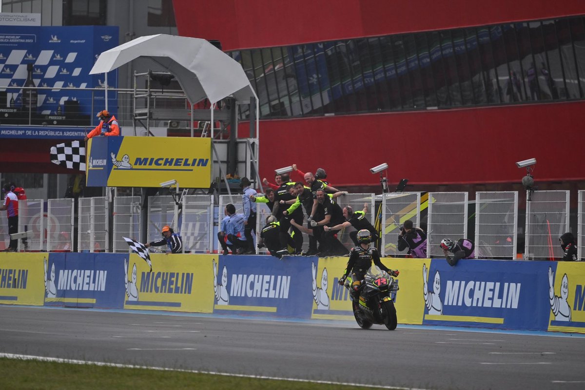 AndreaPecchia1's tweet photo. SIMPLY THE BEZ
E con la vittoria di #Arbolino in #Moto2 e il podio di #Migno in #Moto3 è un'altra domenica perfetta
#Bezzecchi #MotoGP #ultimogiro #SkyMotoGP #skymotori #ArgentinaGP https://t.co/EJe7bzRWSS