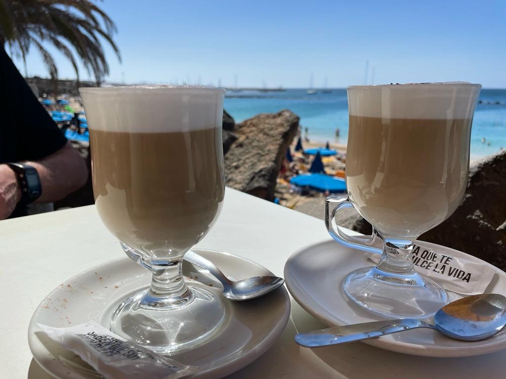 dirkencaroline's tweet photo. Lekker in zo’n van Lanzarote aan een cappuccino. Genieten. https://t.co/AwhxHZiCi4